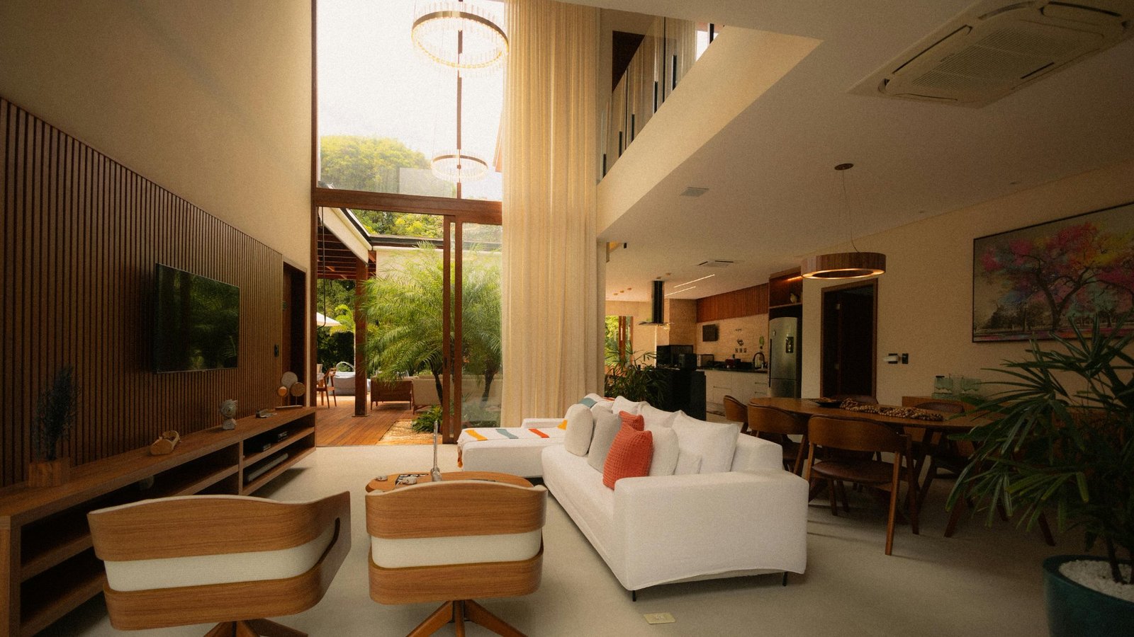 Salon lumineux avec vue sur jardin tropical