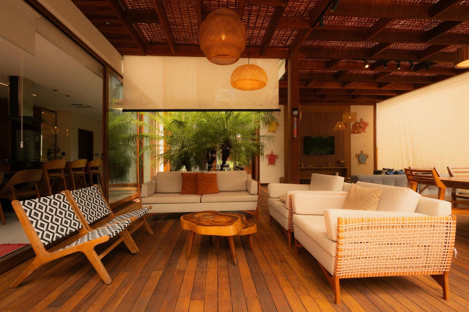 Espace lounge extérieur couvert avec mobilier rotin