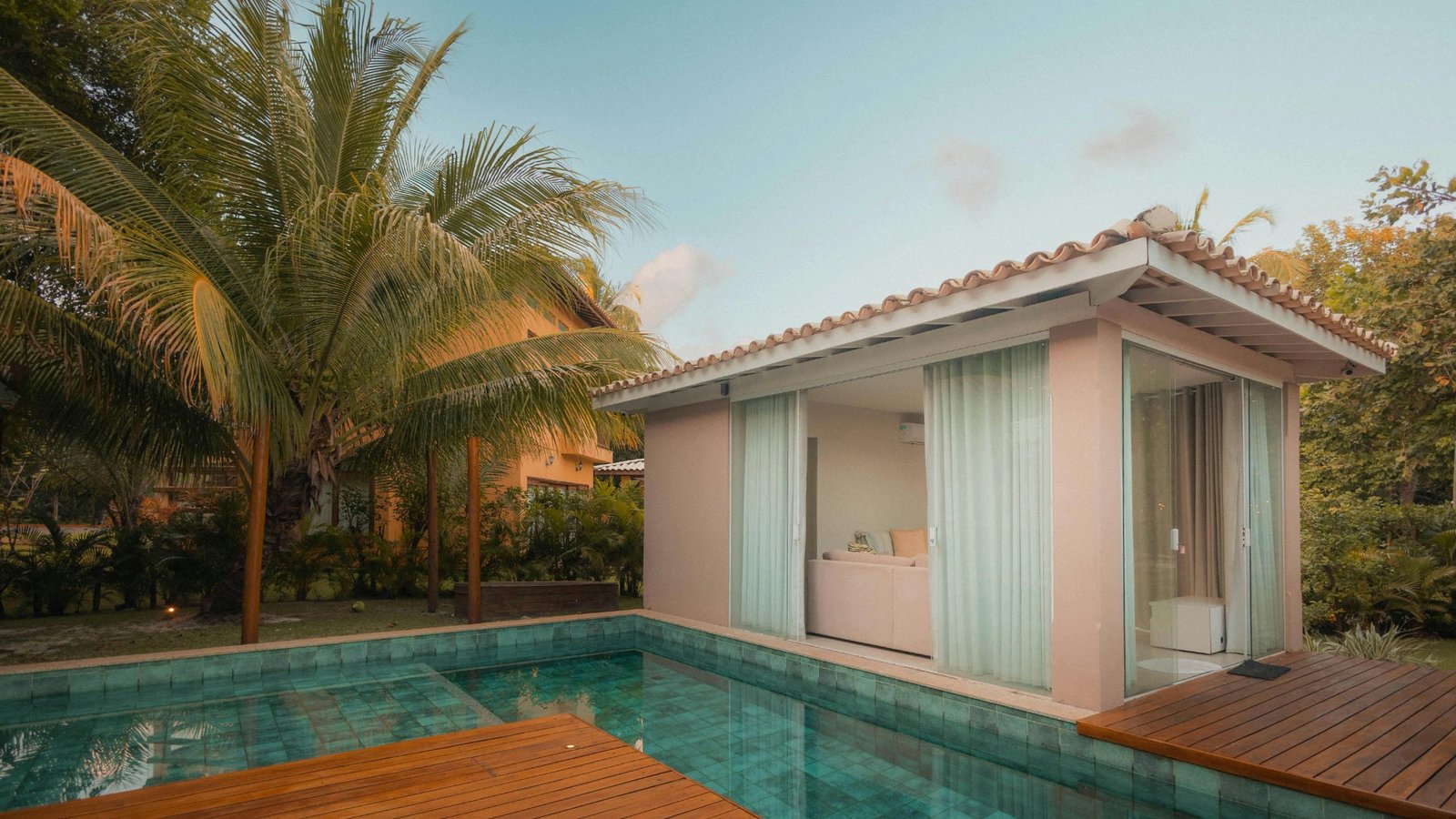 Espace extérieur tropical aménagé