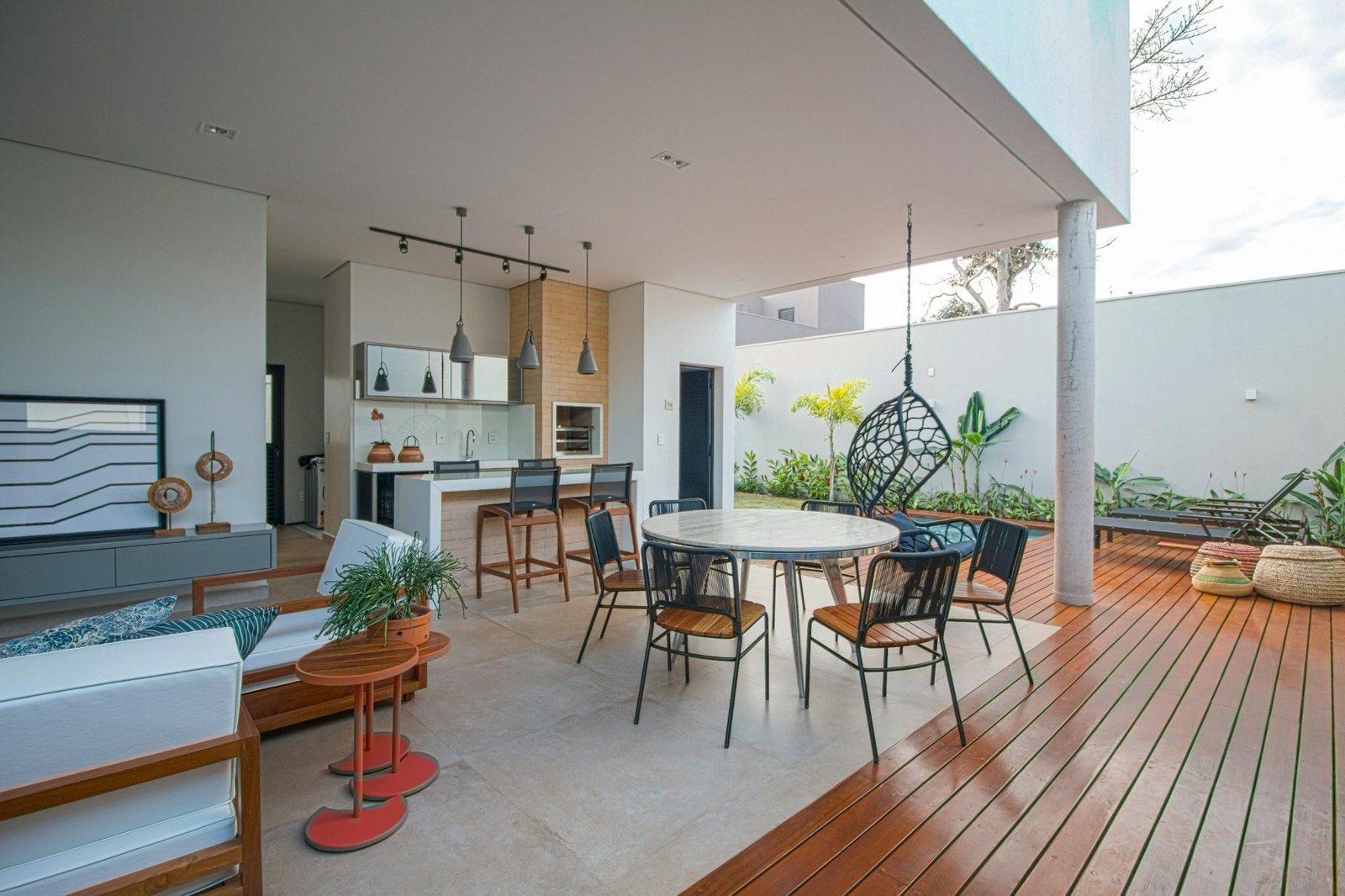 Terrasse extérieure avec hamac et végétation luxuriante